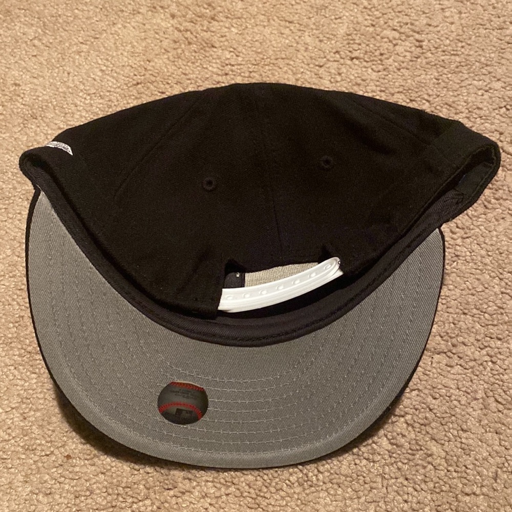 Snap back hat - Picture 3 of 3